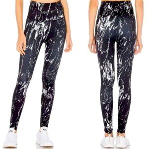 Beautiful Black and White Marbled Beyond Yoga full length stretchy leggings